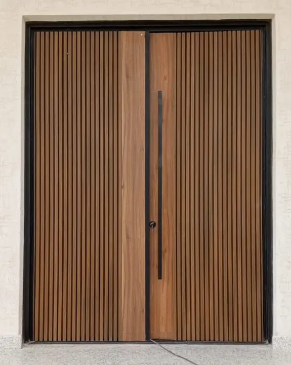 باب مزدوج بتفاصيل رأسية منشور في حساب مجموعة أعمال ماز